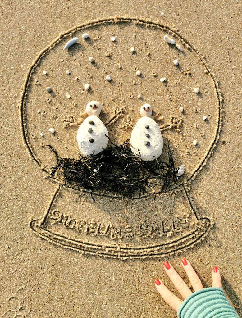DigiDaughter's tweet photo. OPEN DOOR No. 14
SHORELINE ADVENT CALENDAR
December 14th - #Snowglobe ☃️☃️ #AdventCalendar #Dec14 #chalk #snowmen #snow #pebbles #sand #feather #seaweed #christmas #beachart #sandart #handwriting #pebbleart #shellart #SandBanksy #ShorelineSally
#the12daysofbeachmas 💙🌊🌊🌊 https://t.co/SvXfEUNjnd