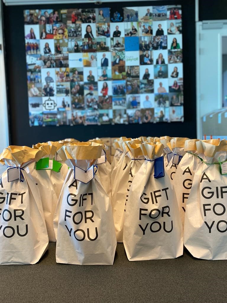 Peopletrack_'s tweet photo. 😁 𝐖𝐢𝐣 𝐳𝐢𝐣𝐧 𝐳𝐨𝐨𝐨 𝐛𝐞𝐧𝐢𝐞𝐮𝐰𝐝!!🎁 
Vandaag kregen alle collega's van Buro Payroll &amp; @Peopletrack het volgende bericht: "Vanaf nu staat iedereen zijn/haar kerst pakket klaar op kantoor." 🎄

#kerstpakketten #kantoor #werkplezier #spannend https://t.co/hBi8PNYq7A