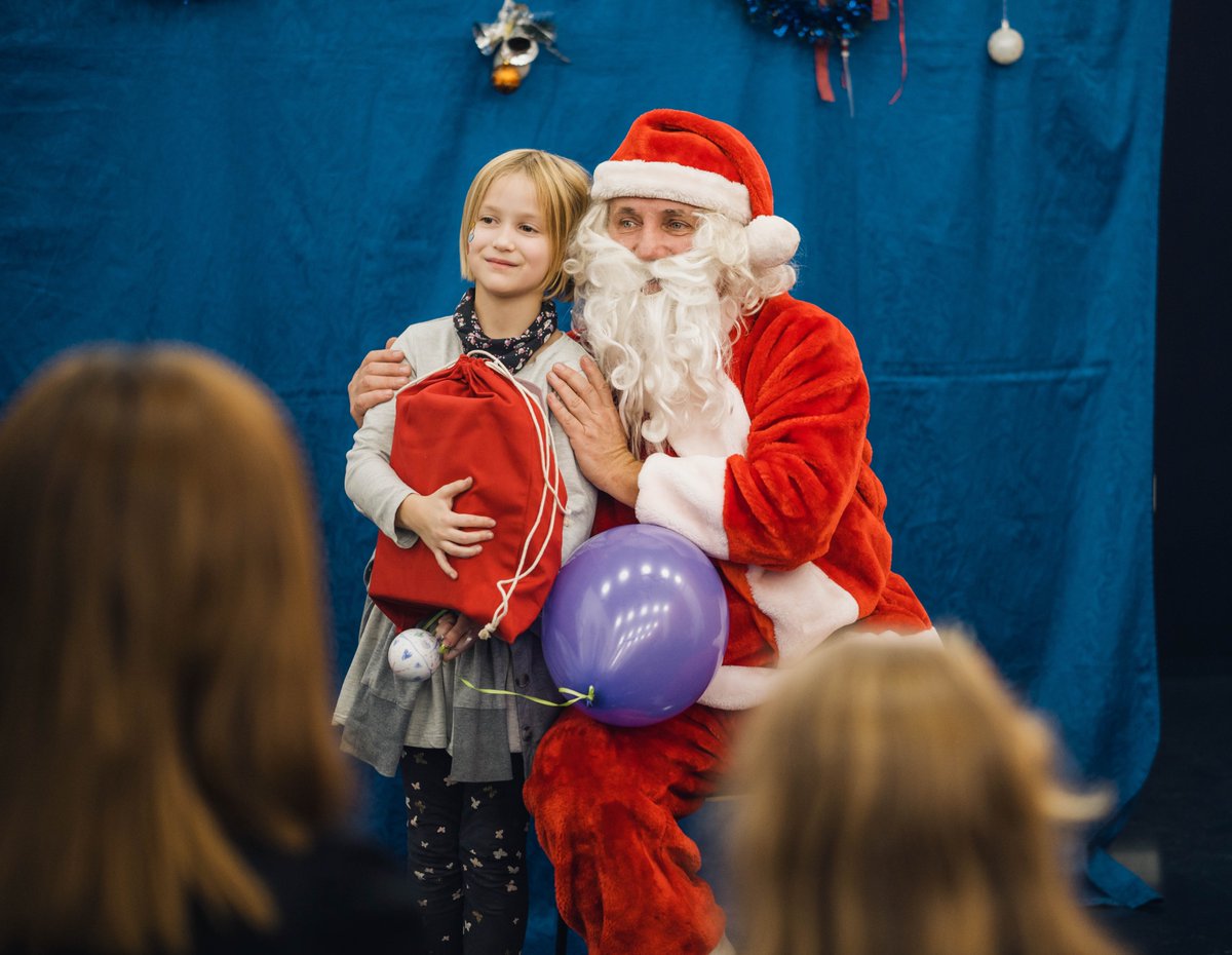 wearenotch_com's tweet photo. Christmas came early for our little Notchichi! 🎅🎄
Santa and his raindeers brought gifts, pizza, Playstation, billiards, face painting, and a jingle-bell show. Kids also saw what their moms and dads are up to when they’re not working from home. 🎁 https://t.co/uL7jxSYNdL