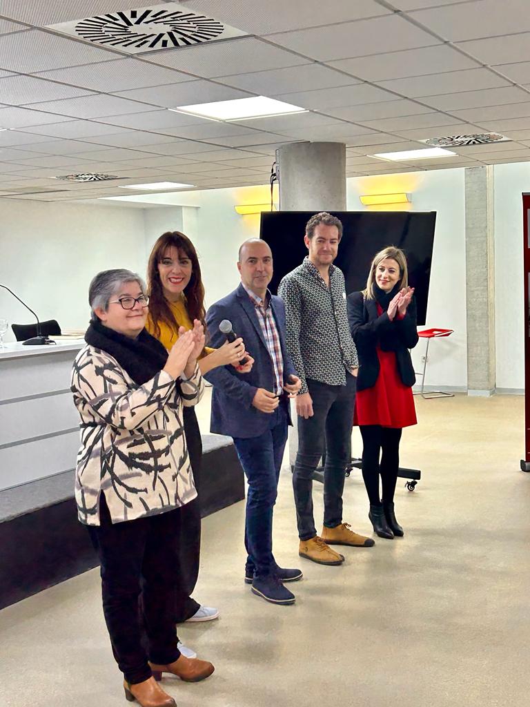 Con el alumnado de los IES de #MolinadeSegura que participan en un encuentro con el periodista y poeta, embajador de los Premios Subirana 2022, <a href="/djuan1982/">Alberto Caride</a>.
Un certamen literario que enseña a amar la poesía desde la juventud.