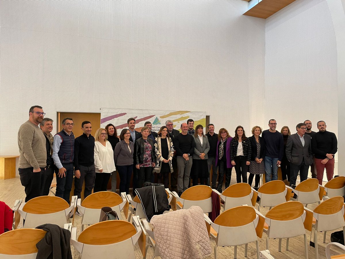 Hem presentat amb el <a href="/CCBaixLlobregat/">Consell Comarcal del Baix Llobregat</a> el Pla comarcal de resiliència al canvi climàtic. El document analitza la vulnerabilitat al #canviclimàtic del #BaixLlobregat i proposa accions d'adaptació. A la província, 7 comarques ja tenen elaborat aquest pla.
✅ bit.ly/PlaResilènciaB…