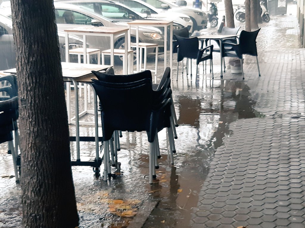 alberto_bot_bue's tweet photo. @Ayto_Sevilla le digo a mis clientes que se traigan la piragua y los manguitos cuando vengan a comer? https://t.co/e1bIUYYdCA