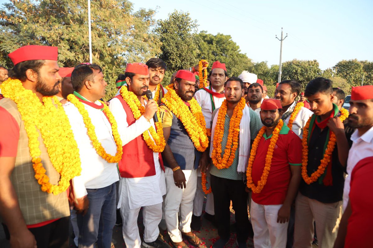 MangalYadavSP's tweet photo. !! इलाहाबाद !! 
81वाँ दिन #बारा_विधानसभा में 

#देश_बचाओ_देश_बनाओ_समाजवादी_पदयात्रा, का 
#द्वितीय_चरण https://t.co/5qeLqjOhcd
