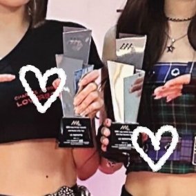 hongebunchae's tweet photo. LE SSERAFIM pulang dengan memboyong tropi dari dua nominasi di acara 𝗔𝘀𝗶𝗮𝗻 𝗔𝗿𝘁𝗶𝘀𝘁 𝗔𝘄𝗮𝗿𝗱 kemarin, yakni 𝘙𝘰𝘰𝘬𝘪𝘦 𝘖𝘧 𝘛𝘩𝘦 𝘠𝘦𝘢𝘳 serta 𝘉𝘦𝘴𝘵 𝘔𝘶𝘴𝘪𝘤𝘪𝘢𝘯! 🧸🌷 Tanpa dukungan FEARNOT, kami bukan apa-apa. Terima kasih banyak... ꒰๑´͈ ᵕ `͈๑꒱♡ https://t.co/M8HkF61sgf