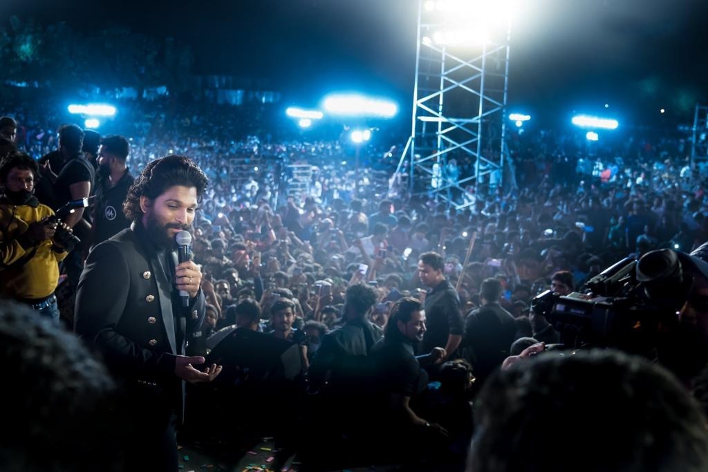 TrendsAlluArjun's tweet photo. The day when AA boys cultism dominated the police force.🔥🙏

THROWBACK to #PushpaTheRise MASSIVE Packed Pre Release event.✨

NIZAM EMPEROR @alluarjun  👑
Can't Wait for #PushpaTheRule Rage !!! https://t.co/SN7p5ioAC7