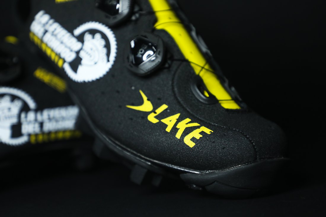 laleyendamtb's tweet image. La Leyenda partnered with @Lake_Cycling, renowned for making the best fitting #cyclingshoes around, in a special edition La Leyenda #MX332 shoe!💥 Leather upper, carbon sole and BOA fastening, in the signature black and gold colours, it's the ultimate #MTB shoe! 🤩 #LakeCycling
