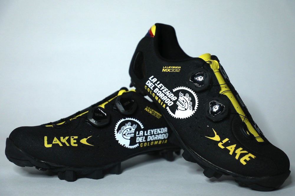 laleyendamtb's tweet image. La Leyenda partnered with @Lake_Cycling, renowned for making the best fitting #cyclingshoes around, in a special edition La Leyenda #MX332 shoe!💥 Leather upper, carbon sole and BOA fastening, in the signature black and gold colours, it's the ultimate #MTB shoe! 🤩 #LakeCycling