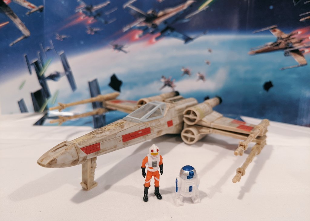 Mopar_McNeer's tweet photo. For this week's Star Wars #XWingWednesday is the Micro Galaxy Squadron Launch Edition of Luke Skywalker's Red 5 X-Wing Fighter. Figures of Luke & R2 are included as well as the small backdrop seen here. Pretty great for under $15. https://t.co/QuLjiCW1xX