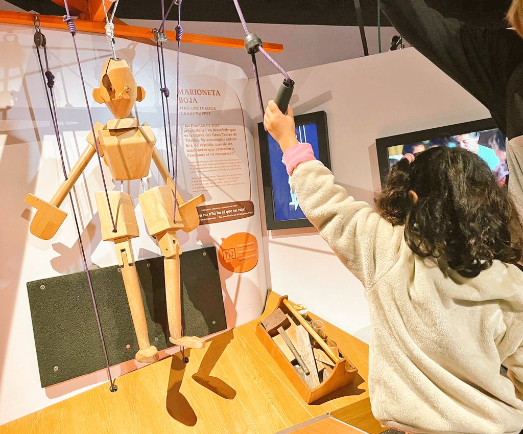 EAnglesola's tweet photo. #Mentrestant la #ComunitatDePetites és al @museuciencies del #Fòrum visitant l’expo “Hi havia una vegada: ciència i contes”. https://t.co/UYTCg6aw8s