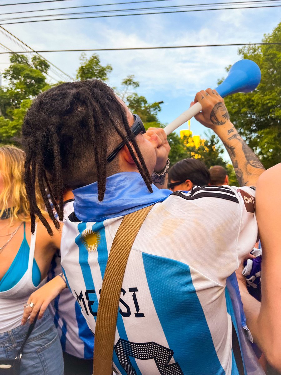 evekandingeler's tweet photo. (Hilo)
Ayer saqué muchas fotos a muchas personas y hoy tengo la ilusión de que sus protagonistas las lleguen a ver, si ayer estuviste festejando en Costa Rica y gurruchaga, esto es para vos. ELIJO CREER https://t.co/0benX4ctY3