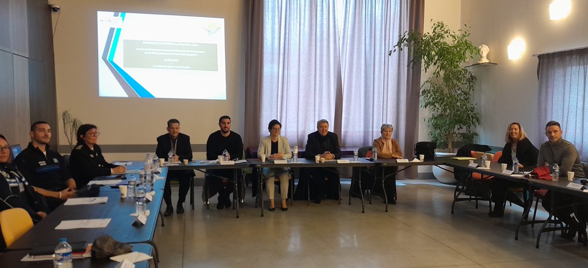 prefpolice13's tweet photo. Ce matin, conseil intercommunal de sécurité et de prévention de la délinquance #CISPD.
✔ L’occasion de faire le bilan des actions menées en terme de prévention avec l'ensemble des partenaires.
✅ Bilan de l'année positif 👏.
📍#Aubagne #PenneSurHuveaune https://t.co/HjyO2oKM4u