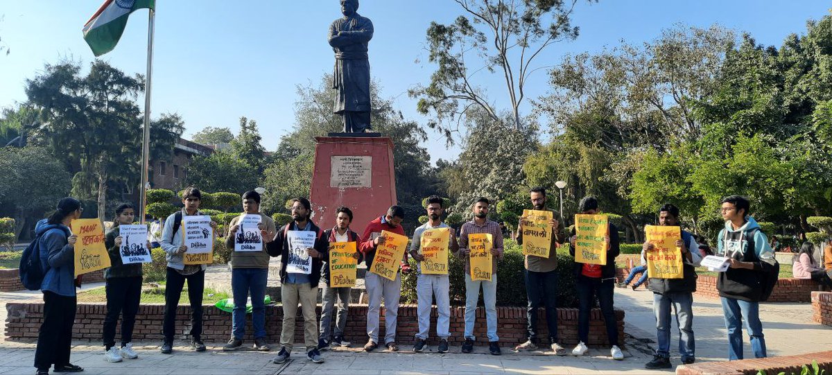 disha_du_'s tweet photo. आज दिल्ली विश्वविद्यालय के आर्ट्स फैकल्टी में दिशा छात्र संगठन द्वारा मोदी सरकार द्वारा मौलाना आज़ाद नेशनल फेलोशिप (MANF) के वापस लेने के ख़िलाफ़ विरोध प्रदर्शन आयोजित किया गया। इस प्रदर्शन से पहले आर्ट्स फैकल्टी के छात्रों के बीच पर्चा वितरण किया गया।
#RestoreMANF #StudentUnity https://t.co/oGyPcAzOUy