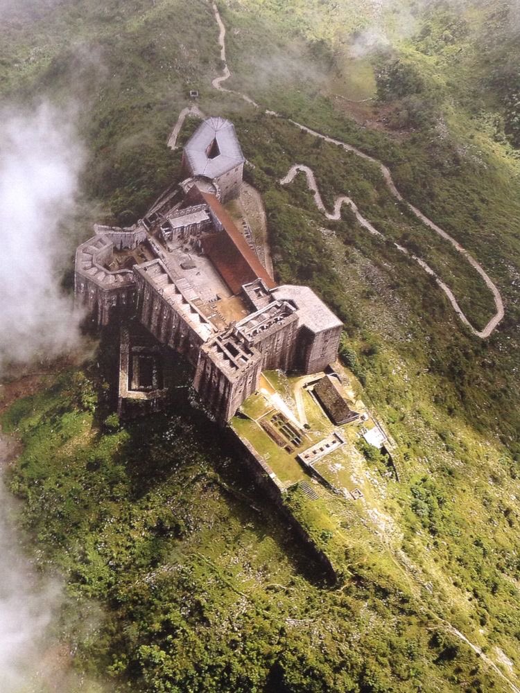 La Citadelle Laferrière, patrimoine historique d’Haïti. #Nord 🇭🇹 Merveille du monde, construite par le roi Henri Christophe au début du 19e siècle à plus de 900 mètres d’altitude, elle est la plus grande forteresse de la Caraïbe.