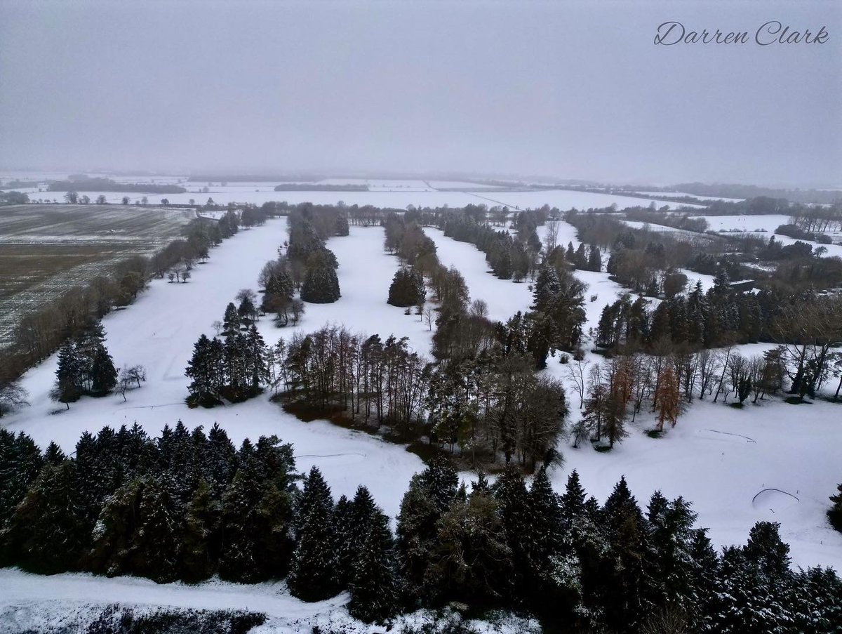 BurfordGC's tweet photo. The drone was up this morning and as you can see from the attached photos there is no sign of the snow going anywhere soon.
Its far too cold at the moment and with rain forecast at the weekend we may not see play for a while.
A good time to go Xmas shopping!! https://t.co/2jSbQiaopn