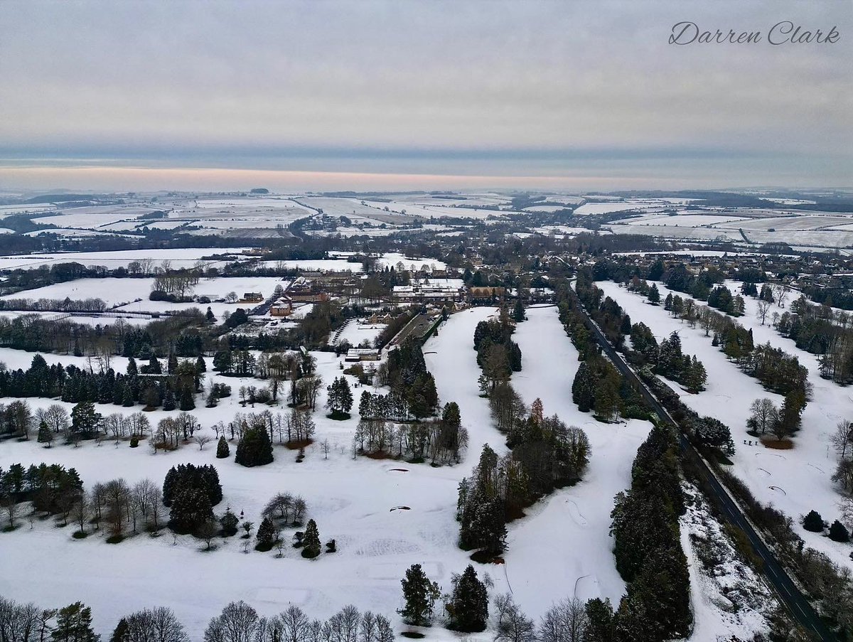 BurfordGC's tweet photo. The drone was up this morning and as you can see from the attached photos there is no sign of the snow going anywhere soon.
Its far too cold at the moment and with rain forecast at the weekend we may not see play for a while.
A good time to go Xmas shopping!! https://t.co/2jSbQiaopn