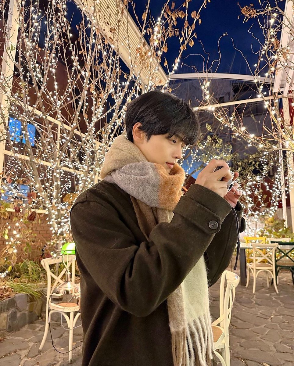 _jeomi's tweet photo. 학연 *리는 점
1. 그룹 내에서 최단신이라고 놀림받아도 사실 키180이라 타격x 걍 애들 장단 맞춰서 놀림 당해줌<<중요
2. 머리숱 개많은데도 자랑x
3. 잘생겻다고 얼굴 믿고 막 살지x 여성들이 딱 좋아하는 감성적인 취미들을 꾸준히 함 https://t.co/gstzuXaDpj