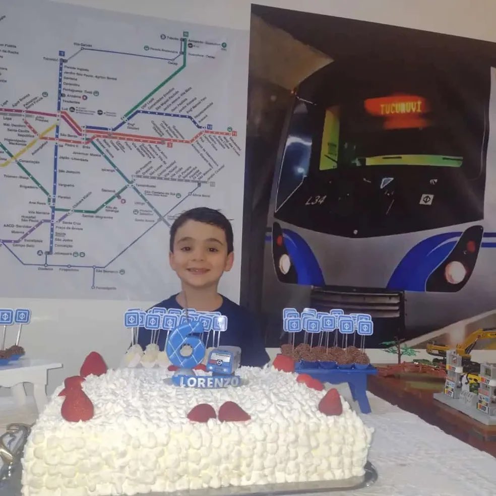 choquei's tweet photo. 🚨BRASIL: Apaixonado por metrôs, garotinho de 6 anos ganha festa temática com terminal e até mapa dos trilhos. https://t.co/miZ6C3nOZ7