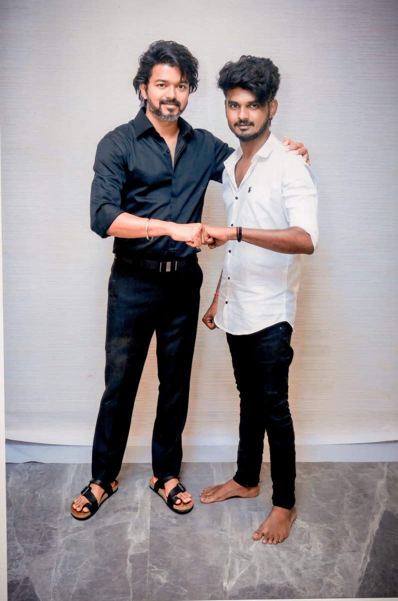 itz_Surya_vj's tweet image. 😍என்னோட நீண்ட நாள் ஆசை, கனவு, லட்சியம் எல்லாம் நேற்று நிறைவேறியது ❤️
என்னோட அண்ணன் @actorvijay 🥺 என்னோட தளபதி-யோட🌍
நேரில் போட்டோ எடுத்த போது 😘 #Varisu
#ThalapathyVijay𓃵