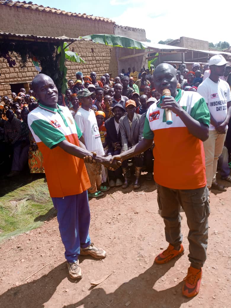CnddFddButanyer's tweet photo. #Burundi Umunyamabanga wa @CnddFdd muntara ya #Kayanza yashimiye #SERUKUNDO_Benoît, umunyamabanga w'umugambwe kumutumba #Busokoza muri komine #Butaganzwa kukuntu yitanze uwo mutumba ukaba uwambere mu matora ya 2020 namajwi 95% .
@R_Ndikuriyo https://t.co/SYHMMkXWYU