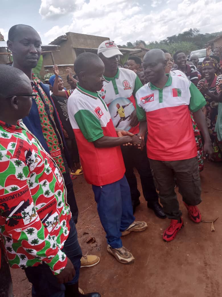 CnddFddButanyer's tweet photo. #Burundi Umunyamabanga wa @CnddFdd muntara ya #Kayanza yashimiye #SERUKUNDO_Benoît, umunyamabanga w'umugambwe kumutumba #Busokoza muri komine #Butaganzwa kukuntu yitanze uwo mutumba ukaba uwambere mu matora ya 2020 namajwi 95% .
@R_Ndikuriyo https://t.co/SYHMMkXWYU