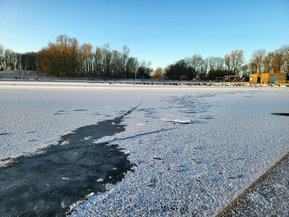 Tyne_Wear_FRS's tweet photo. 🛑 Urgent Safety Message 🛑

Concerned fire chiefs have urged parents to have serious conversations with their children after reports of young people trying to walk on frozen stretches of water in Tyne and Wear.

Click link for the full news story.

Link: https://t.co/XcHKklzBXQ https://t.co/GHX3Wafpky