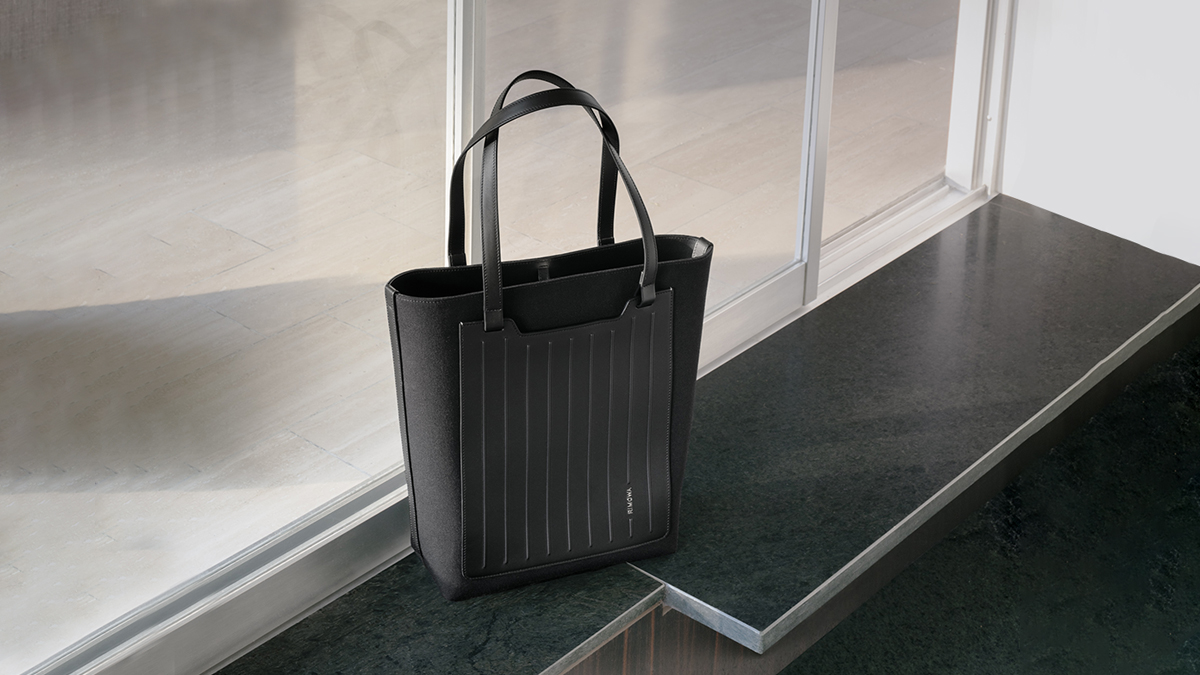 RIMOWA on X The perfect bag for your day to day necessities the new RIMOWA Never Still Vertical Tote. RIMOWA RIMOWAneverstill https t bi5jfkuSGO X