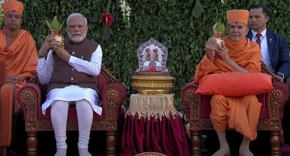 માનનીય પ્રધાનમંત્રી શ્રી <a href="/narendramodi/">Narendra Modi</a> સાહેબ અને પૂજ્ય મહંત સ્વામીજીએ પાવન હસ્તે કળશ ધારણ કરી શાસ્ત્રોક્ત વિધી સાથે શતાબ્દી મહોત્સવનો પ્રારંભ કરાવ્યો.