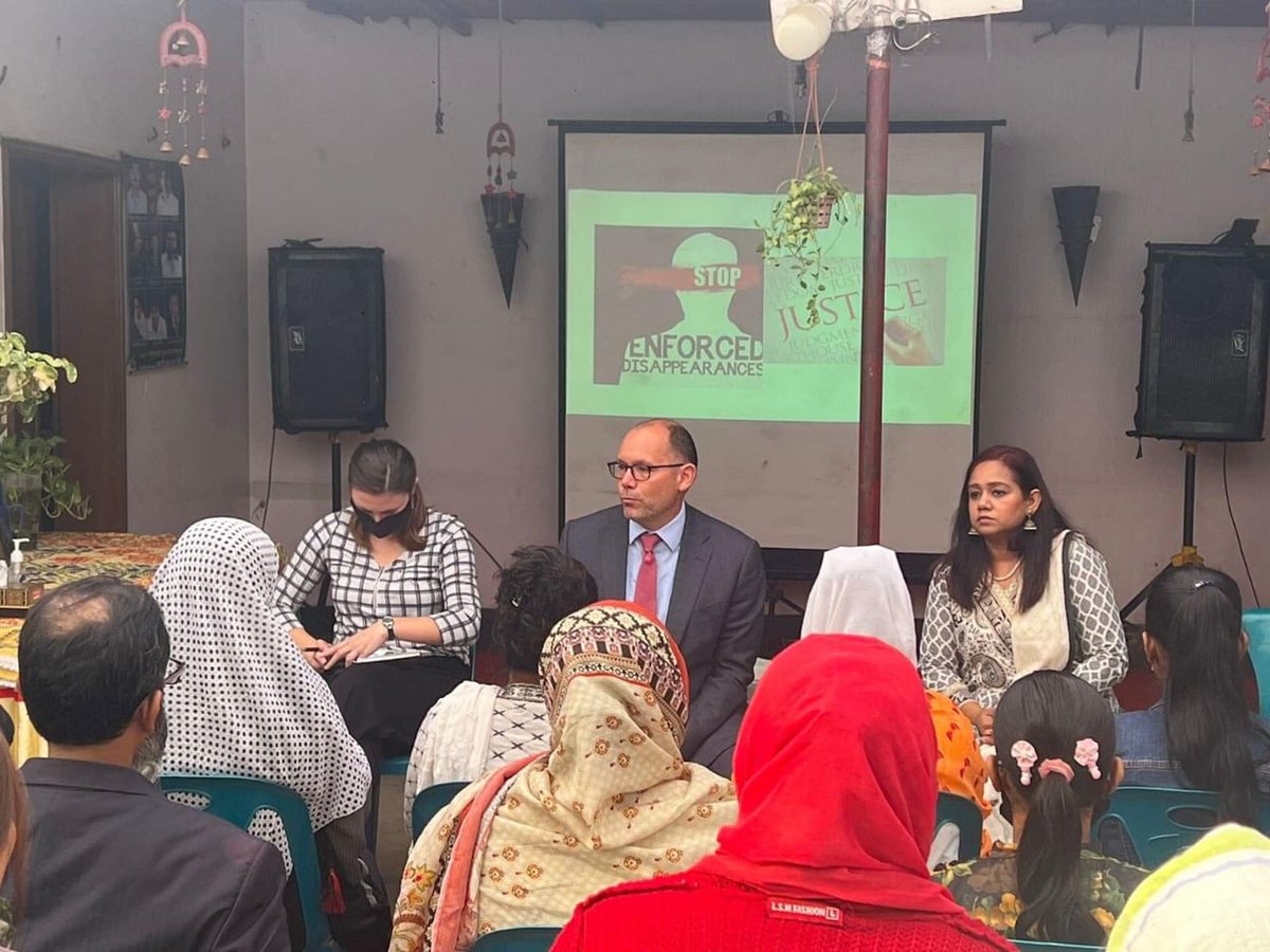 HaqueShovan's tweet photo. #US Ambassador at Bangladesh Mr. #peter #hass vidited BNP leader Sumon residence who was force disappeared 2013. Mr. Hass visit this house boost up the moral those who were force disappeared during this Awami regime.

#forcedisappear #US https://t.co/5Ct8KmqknQ