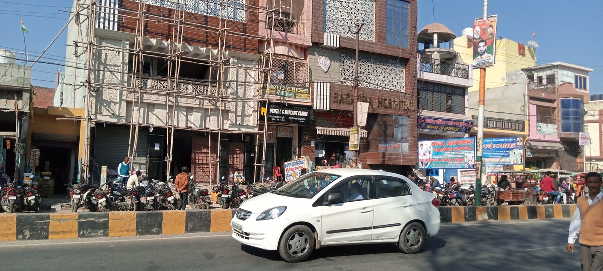 tutionxpert's tweet photo. संभल मुरादाबाद रोड पर अस्पताल के बाहर अतिक्रमण से बढ़ता हादसों का खतरा https://t.co/bvC7p1TsL6