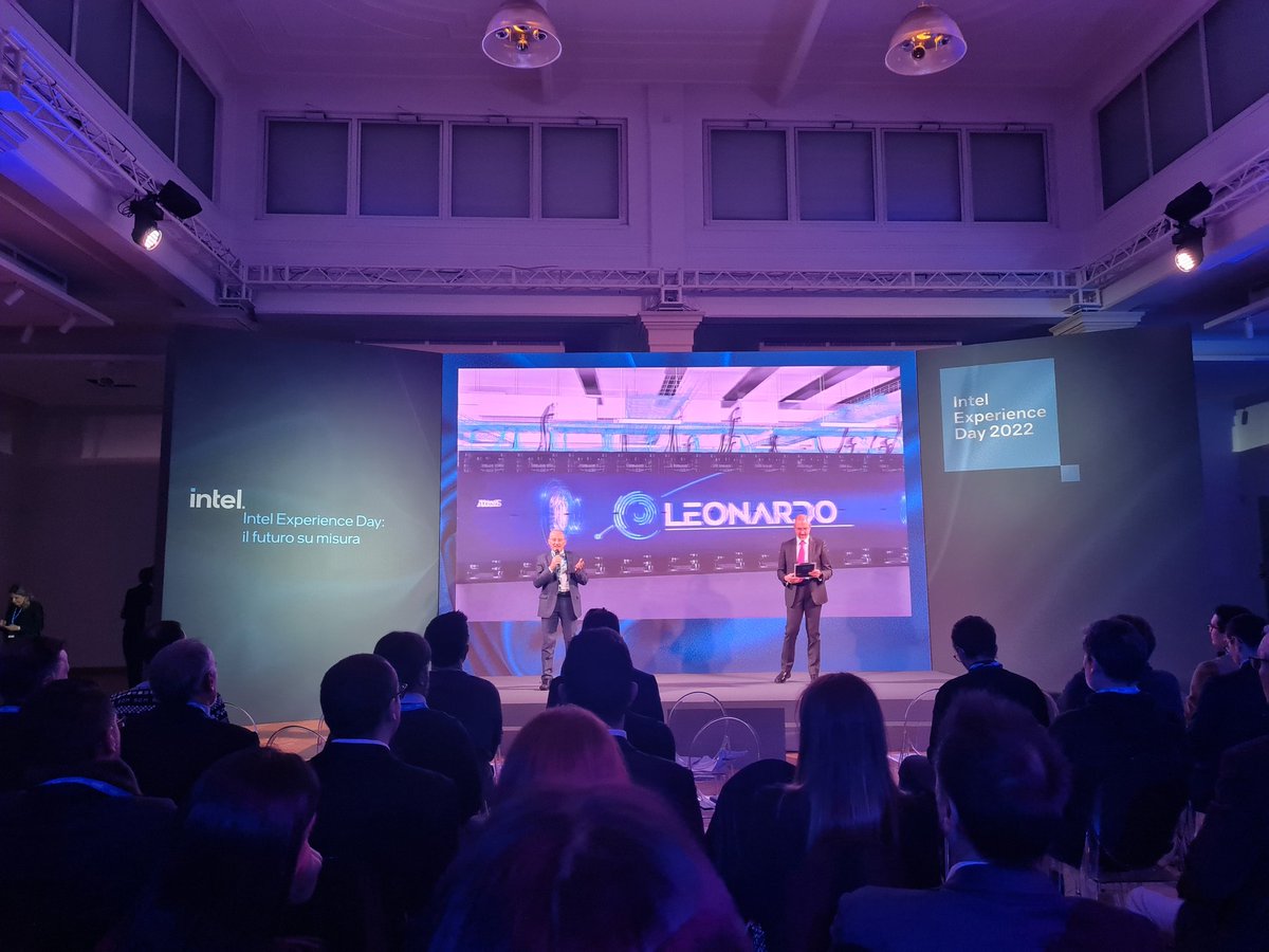 condivideo_live's tweet photo. Claudio Arlandini, porject manager HCP di #cineca presenta la potenza di #leonardo che con i processori @intel, che ci sono e che verranno installati
@Intel_Italia
#ied22 #superpc #intelexperienceday https://t.co/XRYG8ceTzr