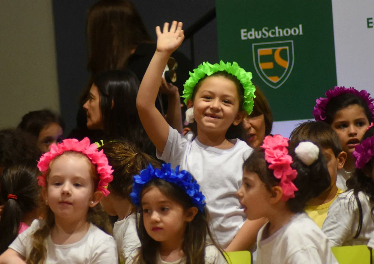 CAbuchalja's tweet photo. Fiesta de cierre de cursos de 4 y 5 años en @Inst_EDUSchool. 👏👏👏🎓🎓🎓 https://t.co/lQoZyRyivs