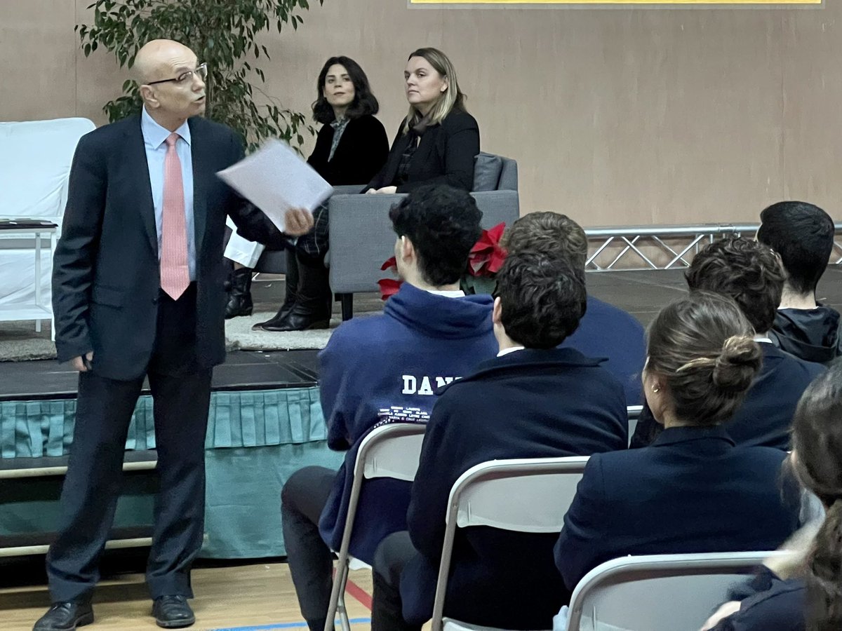 HElEncinar's tweet photo. Hoy, hemos tenido el honor de escuchar  al militar Agustín Carreño, que ha ofrecido una conferencia sobre motivación e inteligencia emocional enmarcada en nuestro Leadership Baccalaureate. ¡Hemos aprendido mucho! https://t.co/PZNJFmD9zr