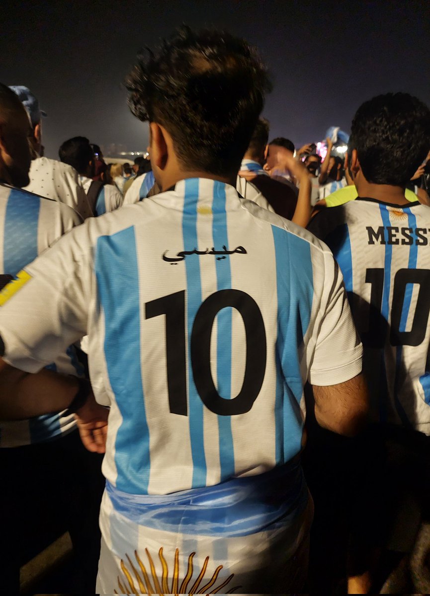 DaffunchioPicaz's tweet photo. #Messi es tan grande que salieron las camisetas con su apellido en árabe 
#Argentina Copa #Qatar2022

👉 📷@rdpplay hizo el chequeo pertinente !!

🐫 Estos y muchos contenidos más,  podes ver en Instagram y Twitter de #RDPplay 👌✔️ https://t.co/22k895MhqO