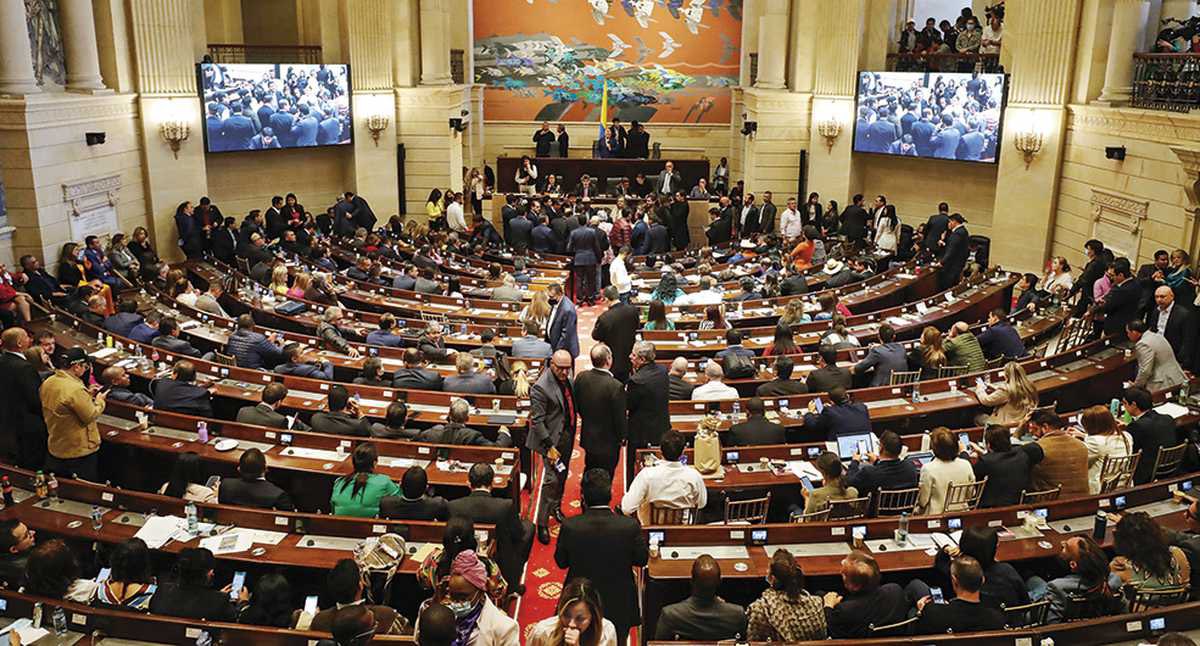 JotaPeHernandez's tweet photo. #HaceDaño un Congreso LENTO para aprobar la reducción de salarios, pero muy RÁPIDO para aprobar que NO haya límete de periodos, que las Listas cerradas sean obligatorias y así asegurar el puesto y que los Congresistas puedan convertirse en ministros, legislan en beneficio propio https://t.co/Qc5VVVNyvH