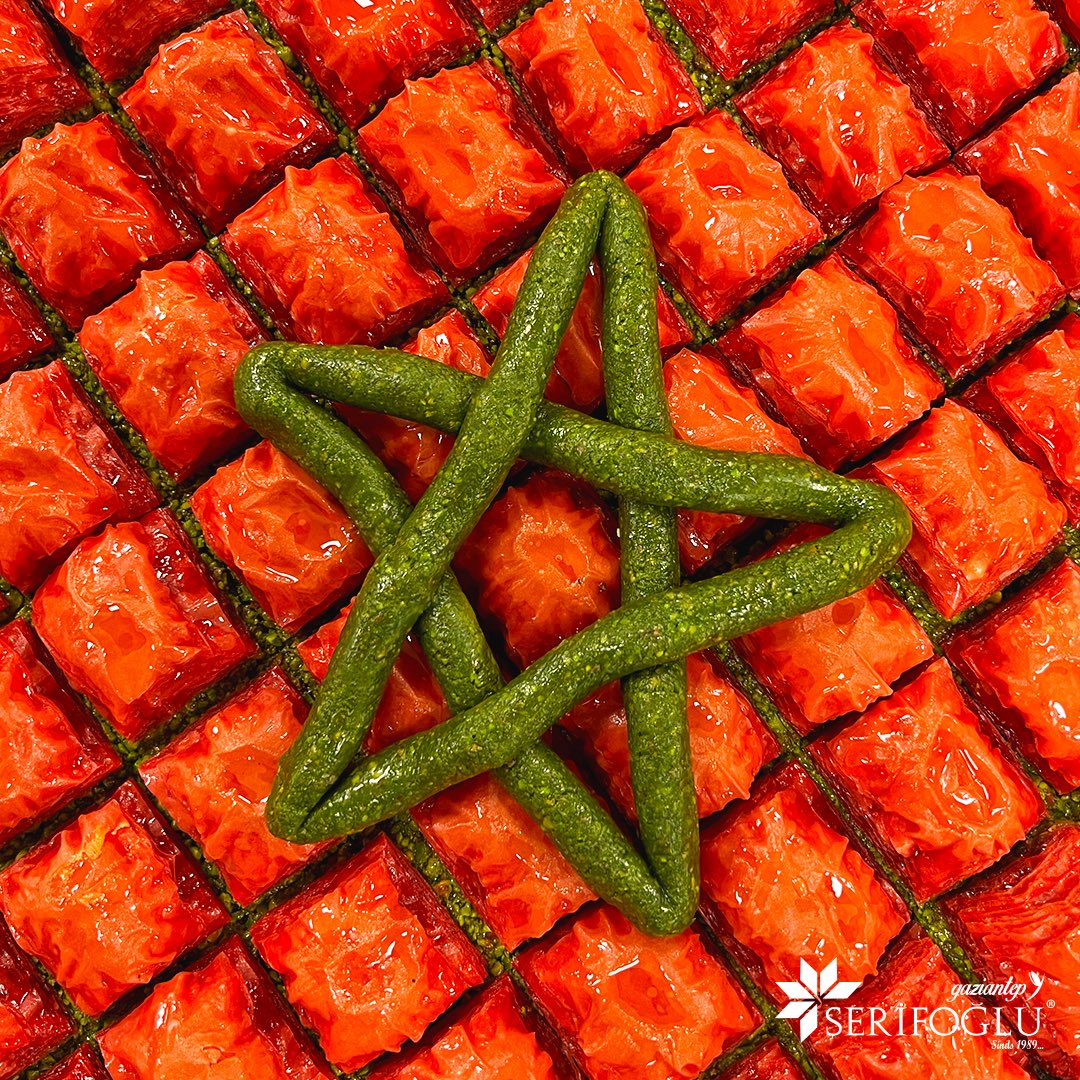SerifogluCafe's tweet photo. De overwinning van Marokko ⚽ 🇲🇦 vieren met een lekkernij! Onze speciale baklava voor vandaag staat al klaar! 🎉 
.
#morocco #dimamaghreb #worldcup #baklava #food #halvefinale #marokko #fifaworldcup #wkvoetbal https://t.co/NcnFIBhoCn