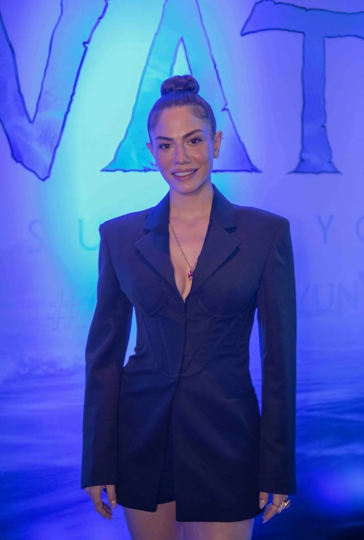 teamekcd's tweet photo. #DemetÖzdemir asistió ayer al preestreno de Avatar 2 en el centro comercial Zorlu junto a otros actores turcos. https://t.co/4gphivbpl5