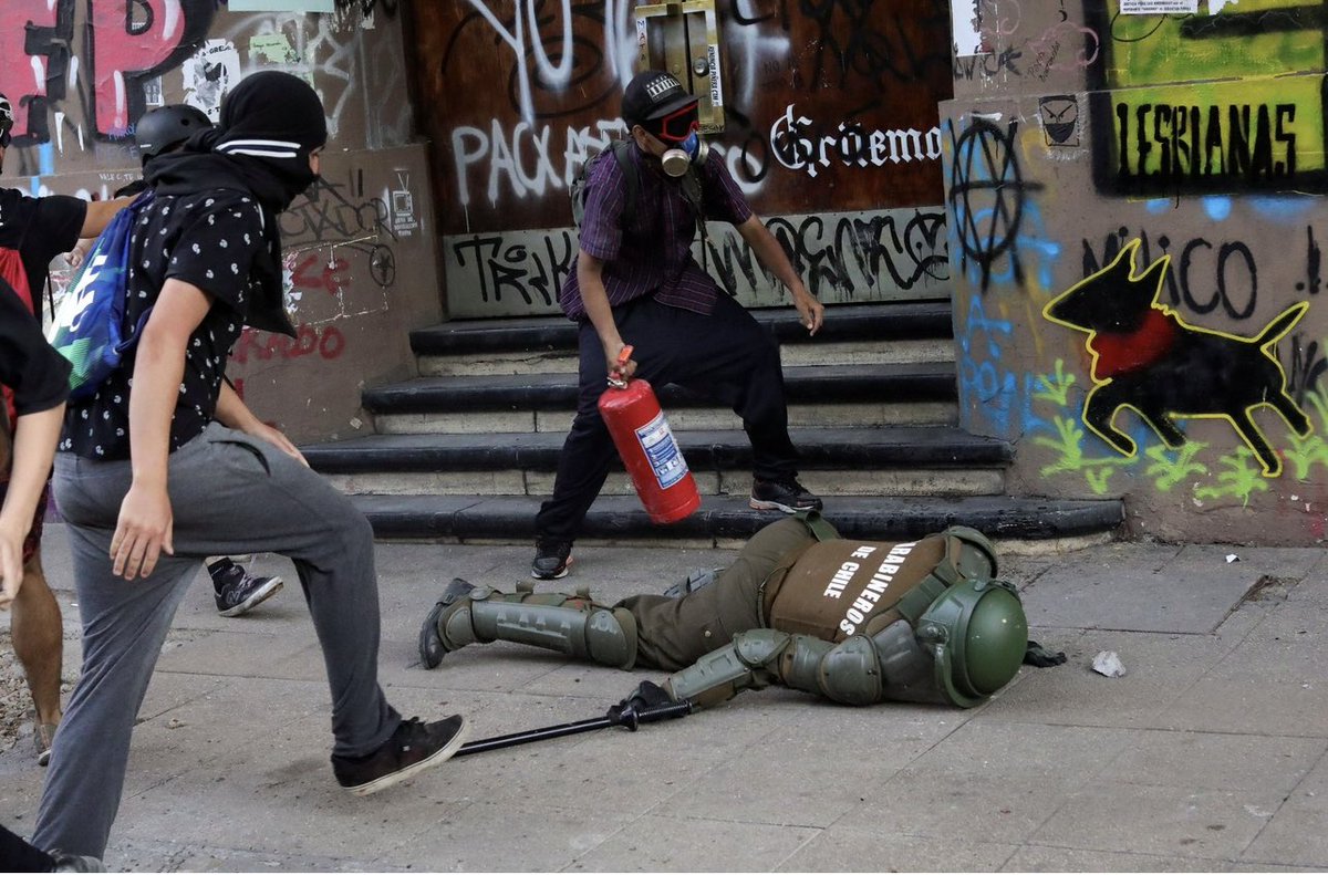 Esto ocurría el 13 de diciembre del 2019, los vándalos (como todos los días) agredieron brutalmente a los carabineros en Irene Morales con Merced. (Una cuadra de plaza Italia)

Estas imágenes no vendían para los medios de comunicación social. 
#18O