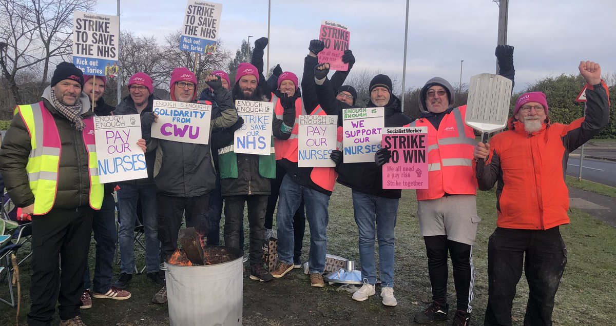 #Leicester posties delivering #solidarity to all nurses taking action this week for #FairPayForNursing & to #SaveTheNHS

#CostOfLivingCrisis #SupportTheStrikes #ToriesOut #StandByYourPost #royalmailstrikes #EnoughIsEnough 

@theRCN @CWUnews @EiE_Leicester @eiecampaign @NurseSayNO