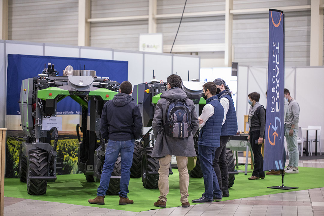 futurefarming_'s tweet photo. World FIRA 2023 opens entries for ag robotics start-up awards pitches. Start-ups developing a fully autonomous ag robot or an innovative autonomous system for farming can now apply ☛ https://t.co/0K2wr8I2lZ
@FIRA_team #worldfira2023 #FIRA #agrobots #fieldrobots https://t.co/J39NCiDjts