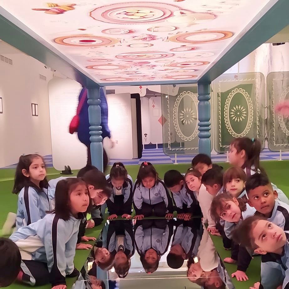 StaMMicaela's tweet photo. Ayer 1º y 2º de primaria visitó la exposición 🖼️ de Alicia en el país de las Maravillas 🍭organizado por @fundacioncanal y @mirartearteparatodos 🤗

¡Se lo pasaron genial! 🙌😝

#colegioshhcc #educaciónvicenciana #teatrosdecanal #mirarte #alicia #aliciaenelpaisdelasmaravillas https://t.co/YnUZ3Gvfui