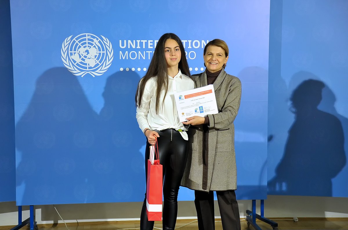 UNDP_Montenegro's tweet photo. ⛳️Sedam vaspitno-obrazovnih ustanova u🇲🇪 dobilo je ove godine status međunarodne Eko-škole i nagradu ‘Zelena zastava’ za značajne i mjerljive rezultate postignute na polju obrazovanja za održivi razvoj, kako u školi tako i u široj zajednici. Nagrade su primili najmlađi školarci. https://t.co/qXwxjArcsN