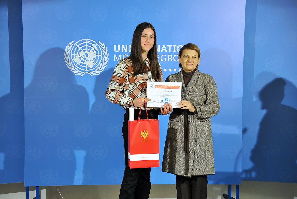 UNDP_Montenegro's tweet photo. ⛳️Sedam vaspitno-obrazovnih ustanova u🇲🇪 dobilo je ove godine status međunarodne Eko-škole i nagradu ‘Zelena zastava’ za značajne i mjerljive rezultate postignute na polju obrazovanja za održivi razvoj, kako u školi tako i u široj zajednici. Nagrade su primili najmlađi školarci. https://t.co/qXwxjArcsN