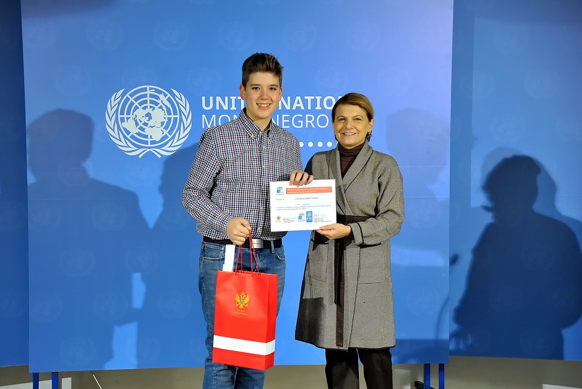 UNDP_Montenegro's tweet photo. ⛳️Sedam vaspitno-obrazovnih ustanova u🇲🇪 dobilo je ove godine status međunarodne Eko-škole i nagradu ‘Zelena zastava’ za značajne i mjerljive rezultate postignute na polju obrazovanja za održivi razvoj, kako u školi tako i u široj zajednici. Nagrade su primili najmlađi školarci. https://t.co/qXwxjArcsN