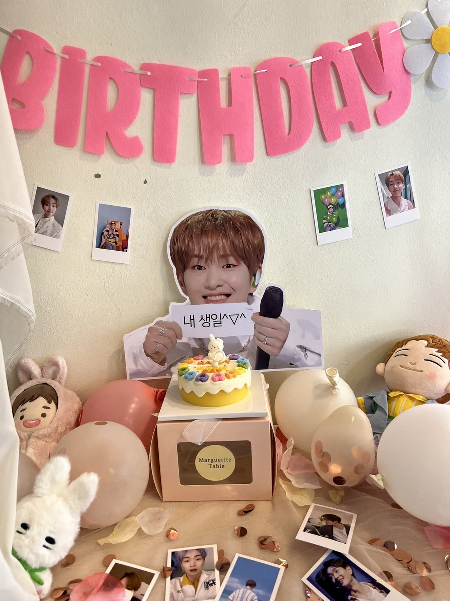 #나의꽃_진기에게
토끼풀꽃 아기자기하게 꾸며져있던 곳
꺄륵♥ 진기덕에 꽃을 사봤네~