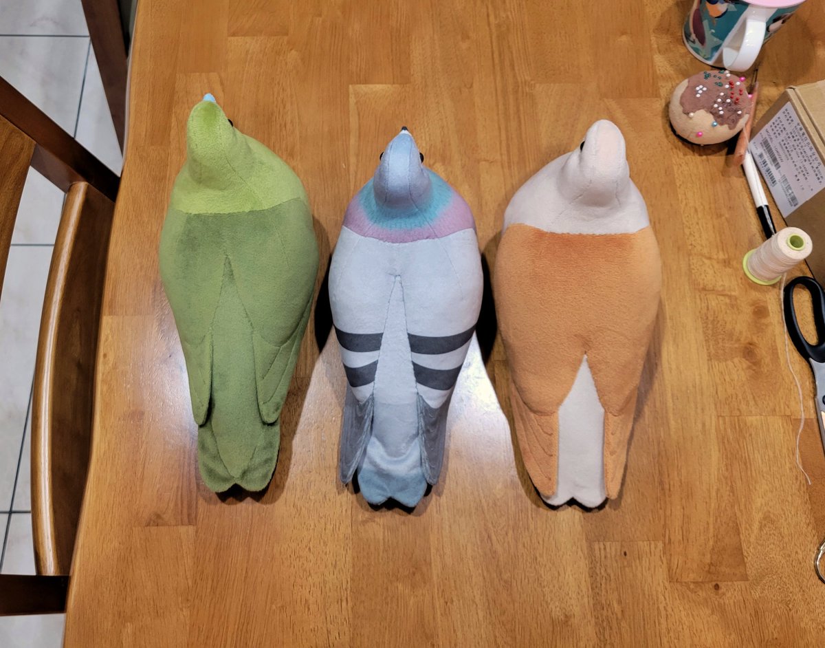 Making patterns is difficult. 🧐
Fight with pigeon again. 🤨
#pigeon #dove #bird 
#plush #plushie #ぬいぐるみ https://t.co/v29uBzQ4Kl