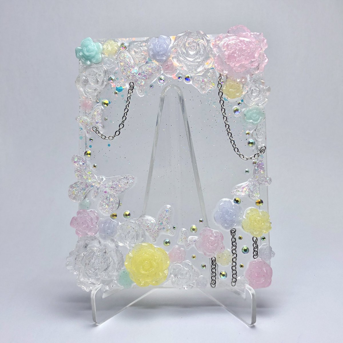 PPLGBTph's tweet photo. #PPLGBTDesigns
a translucent and dreamy take on my dangwa design hehe
i’ve been doing full color toploaders for so long i forgot how magical clear/translucent charms can be 💕 https://t.co/sekYsRAsAZ