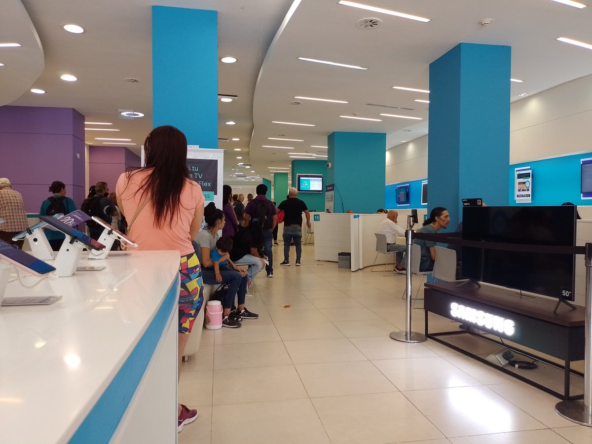 #Pesimo así es el servicio de estas empresas.Pedis turnos <a href="/PersonalFlow_At/">Personal Flow Ayuda</a> o Cablevisión por internet, llegas a la oficina y te dicen esos trámites se realizan por el totem de la izquierda. No quiero hablar con una máquina, teléfono ,quiero que alguien me atienda. Indefensos 100%
