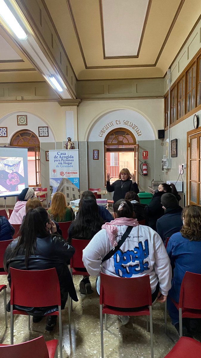 Solidarios_es's tweet photo. Acercarse a los jóvenes y ofrecerles la posibilidad de conocer lo que les es ajeno -como la realidad de las personas #sinhogar- es una tarea de #sensibilización necesaria para una sociedad más acogedora. Nuestra compañera Ada en un instituto en #Granada con estudiantes
#Red47 https://t.co/PprUgHMSh5