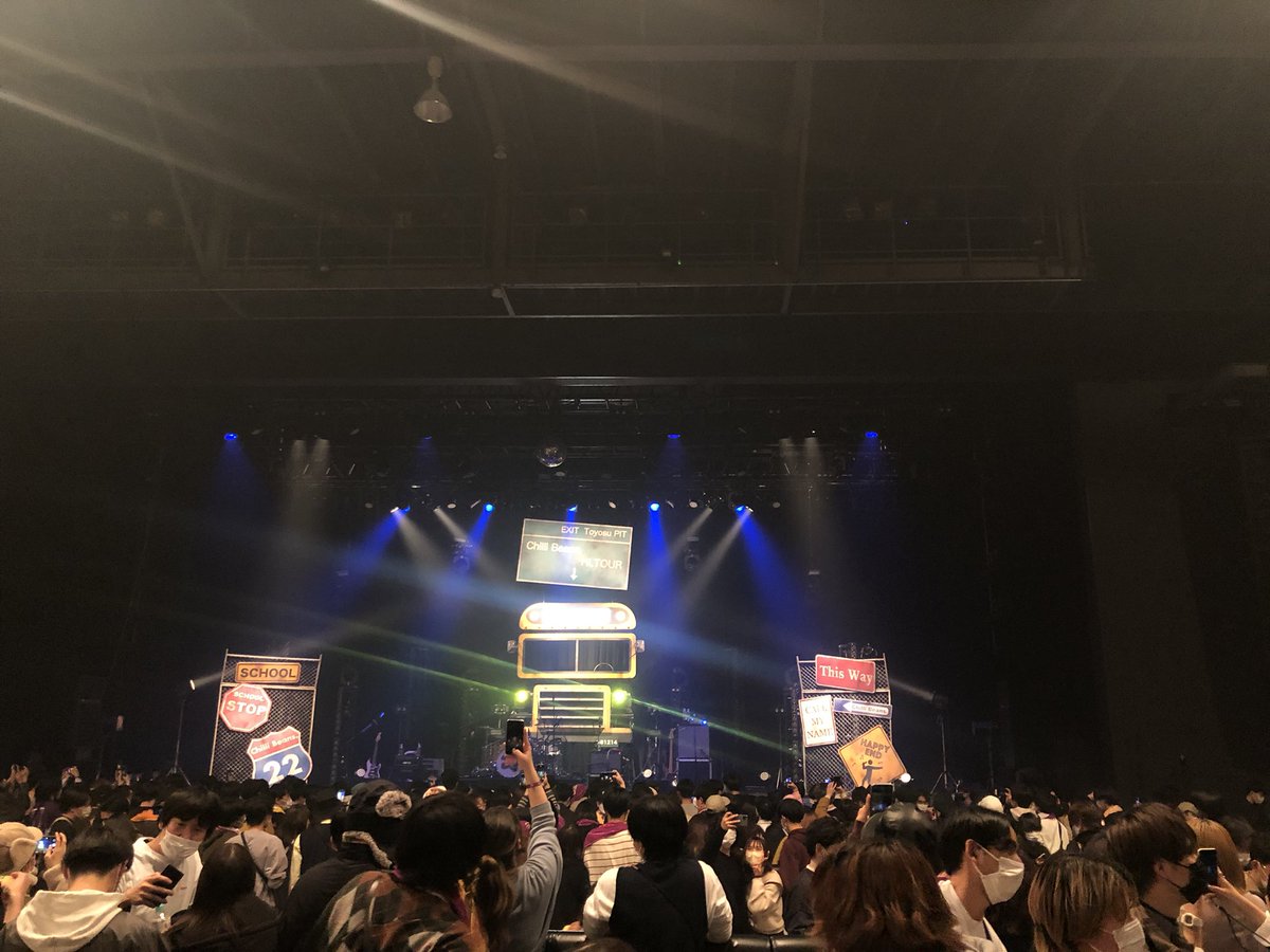 ChilliKeikouB's tweet photo. ツアーファイナル完走おめでとうございます🎉🎊㊗️🥁最ッ高の景色でした👏🏼👏🏼👏🏼👏🏼
チリビの愛とビーンズの愛が入り混じって豊洲のハコごとらせん状に高く舞い上がった気分でした💫オープニングのCM電話番号の下4桁が4000番なの忘れません☎️
#チリビ東京
#HiTOUR
#ChilliBeans. https://t.co/NPAJ1JrW3q