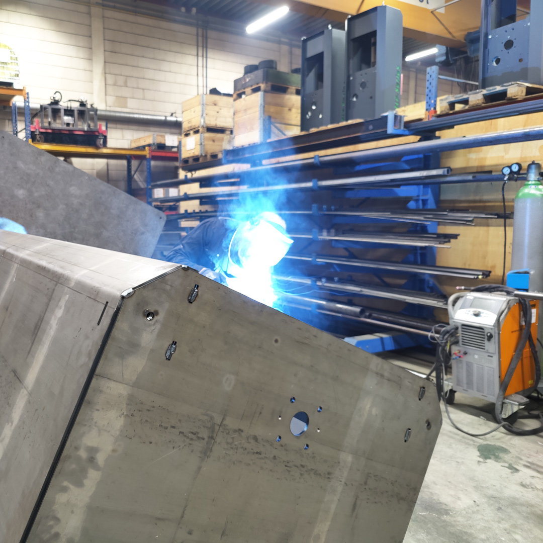 DumetaImpExp's tweet photo. A closer look at a machine we’ve been working on. It’s not done yet, but wait till next week and we can show you the final results! The 8t heavy-duty welding positioner D-HB-HE-80 is of great help!
#welding #welder #weldingpositioner #engineering  #custommachine #workinprogress https://t.co/tf9ewOCW8y